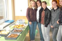 Die Schülergruppe in der "Tasse" Bed921fe1c93d9c5ee88c48e30ef0e9e4c3ecc70