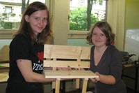 Modell-Bank mit zwei Schülern 16f49619859e5bbc9ea7a6bc5cadb4714ab79d71