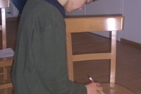 Ein Schüler beim Notieren eines Stichwortes 817ab44d90f36c9b49781e8ad61678a99761e79c