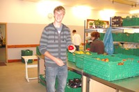 Jelle G. mit rotem Apfel 07ab82d3c97d3a98621f81d132475bc89abb73bf